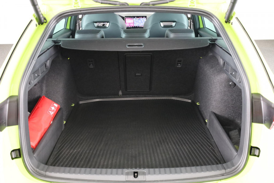 Škoda Octavia Combi 1.5 TSI MHEV 150pk DSG-7 Sportline Business | Led Matrix | 19 inch | Black pakket | Panoramadak | Elek. stoel | Stoelverwarming voor + achter | Travel Assist | Adaptive Cruise