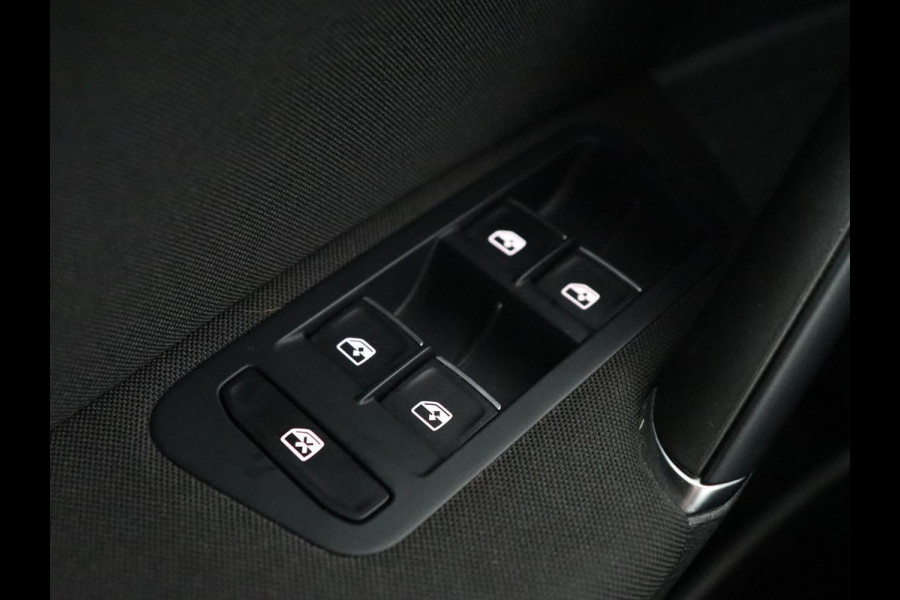 Volkswagen GOLF Variant 1.5 TSI Highline Business R | Trekhaak | Virtual Cockpit | Carplay | Camera | Adaptive cruise | DAB | Climate control