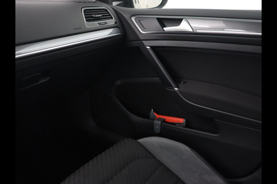 Volkswagen GOLF Variant 1.5 TSI Highline Business R | Trekhaak | Virtual Cockpit | Carplay | Camera | Adaptive cruise | DAB | Climate control
