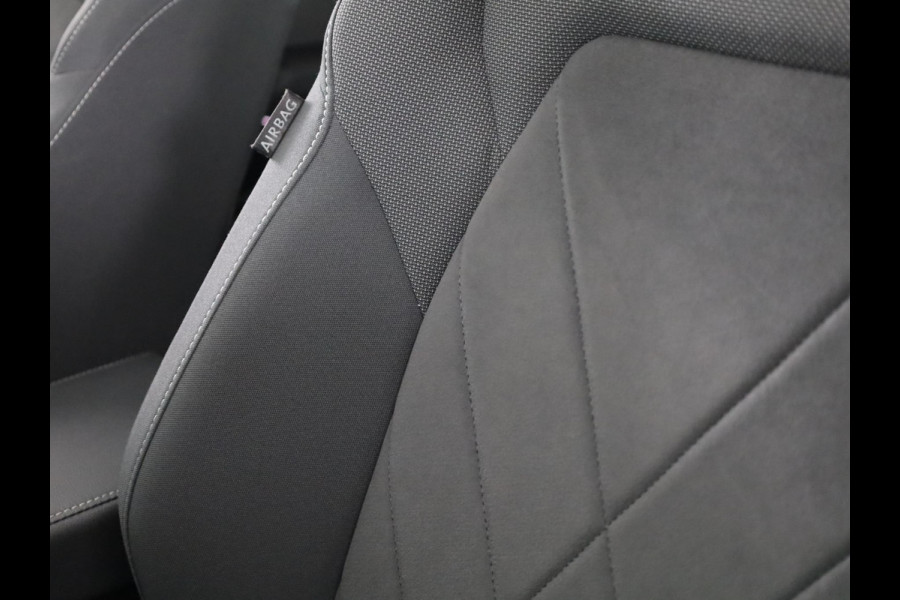 Volkswagen Golf 1.5 eTSI Style 130 pk Automaat (DSG) | Verlengde garantie | Navigatie | Panoramadak | Parkeersensoren | Achteruitrijcamera | Adaptieve cruise control |