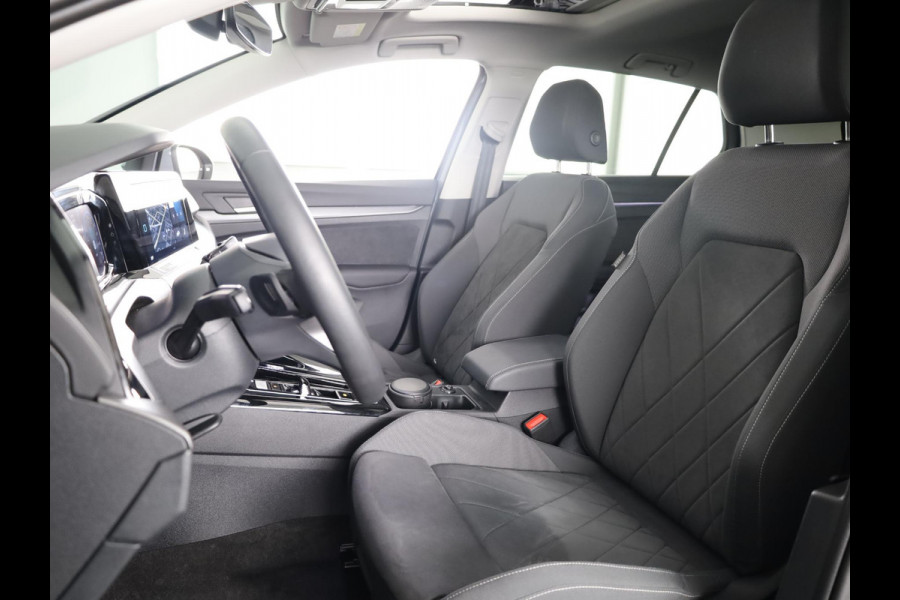 Volkswagen Golf 1.5 eTSI Style 130 pk Automaat (DSG) | Verlengde garantie | Navigatie | Panoramadak | Parkeersensoren | Achteruitrijcamera | Adaptieve cruise control |