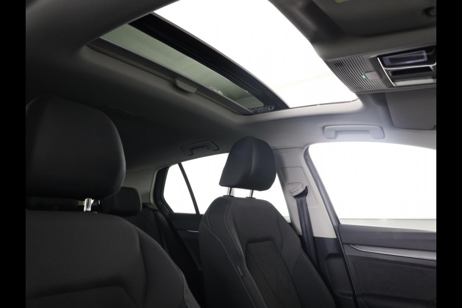 Volkswagen Golf 1.5 eTSI Style 130 pk Automaat (DSG) | Verlengde garantie | Navigatie | Panoramadak | Parkeersensoren | Achteruitrijcamera | Adaptieve cruise control |