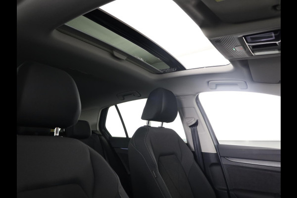 Volkswagen Golf 1.5 eTSI Style 130 pk Automaat (DSG) | Verlengde garantie | Navigatie | Panoramadak | Parkeersensoren | Achteruitrijcamera | Adaptieve cruise control |
