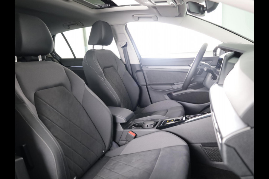 Volkswagen Golf 1.5 eTSI Style 130 pk Automaat (DSG) | Verlengde garantie | Navigatie | Panoramadak | Parkeersensoren | Achteruitrijcamera | Adaptieve cruise control |