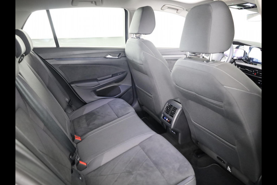 Volkswagen Golf 1.5 eTSI Style 130 pk Automaat (DSG) | Verlengde garantie | Navigatie | Panoramadak | Parkeersensoren | Achteruitrijcamera | Adaptieve cruise control |