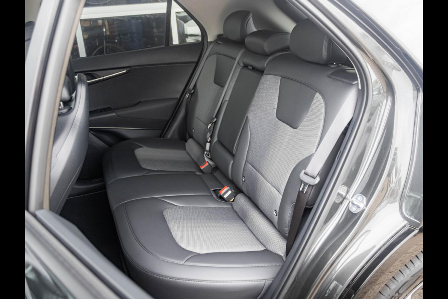 Kia Niro EV Light Advanced 64.8 kWh | Direct leverbaar l Stoel&Stuur Verwarming l Privacy glas l PDC | Camera | Privatelease vanaf € 609,00