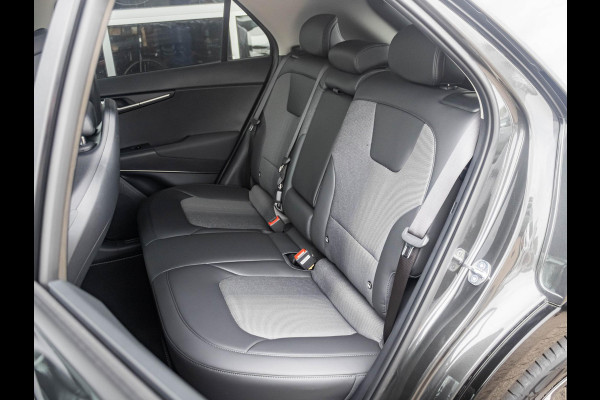 Kia Niro EV Light Advanced 64.8 kWh | Direct leverbaar l Stoel&Stuur Verwarming l Privacy glas l PDC | Camera | Privatelease vanaf € 609,00