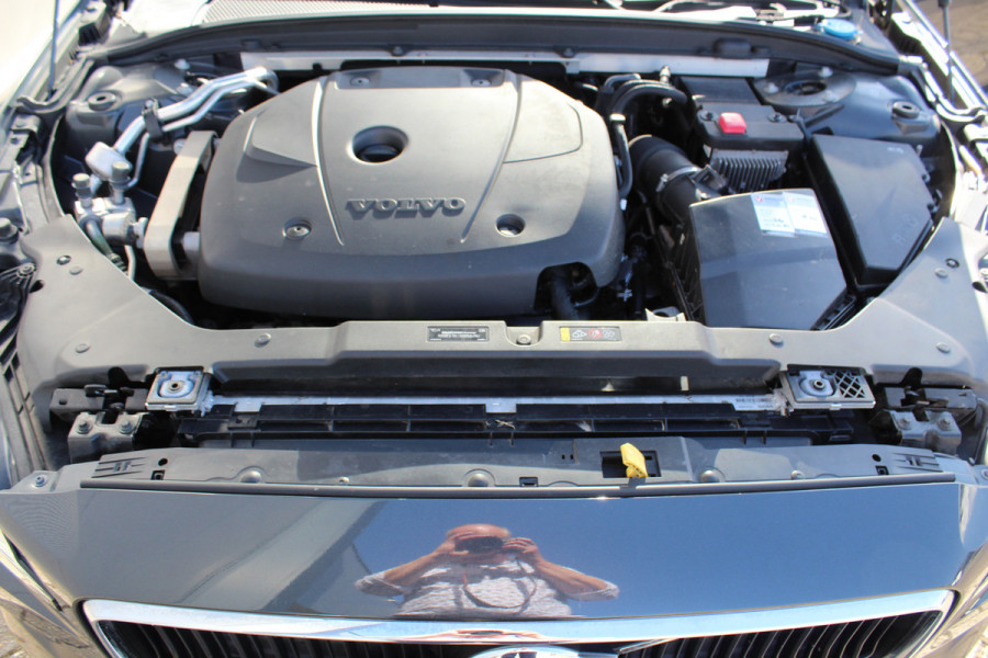 Volvo V60 2.0-250pk T5 Momentum AUTOMAAT ! Fijne comfortabele, luxe en degelijke wagen ! Autm. airco dual, elektr. panodak, elektr. achterklep, LM wielen, metallic lak, navigatie, telefoonvoorb., lederen interieur, parkeersensoren v+a,  LED verlichting etc.