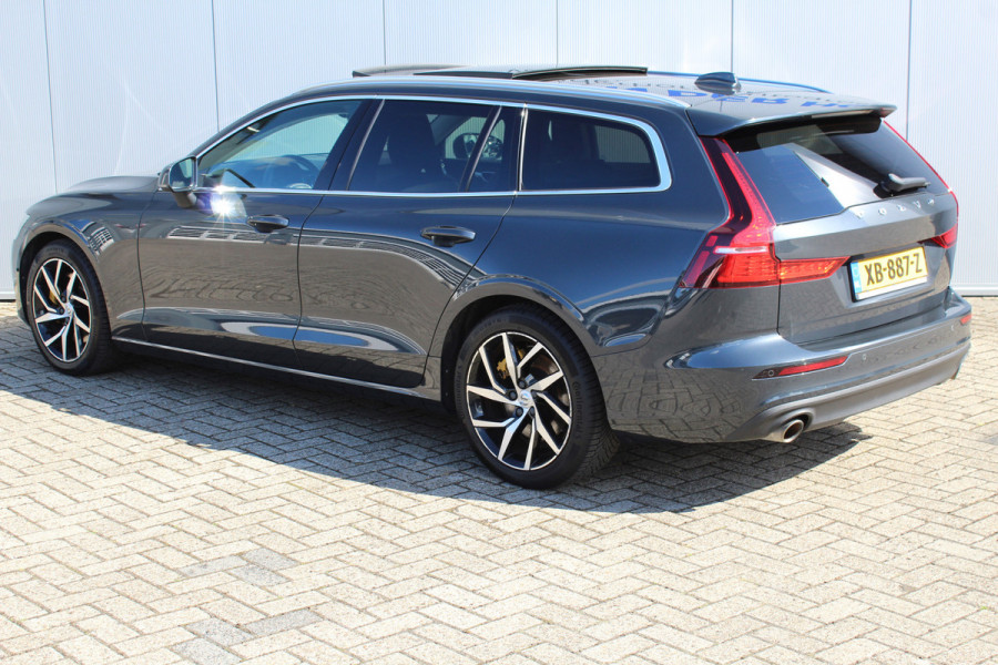 Volvo V60 2.0-250pk T5 Momentum AUTOMAAT ! Fijne comfortabele, luxe en degelijke wagen ! Autm. airco dual, elektr. panodak, elektr. achterklep, LM wielen, metallic lak, navigatie, telefoonvoorb., lederen interieur, parkeersensoren v+a,  LED verlichting etc.