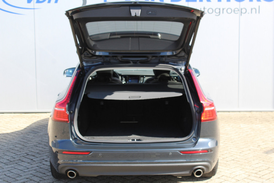 Volvo V60 2.0-250pk T5 Momentum AUTOMAAT ! Fijne comfortabele, luxe en degelijke wagen ! Autm. airco dual, elektr. panodak, elektr. achterklep, LM wielen, metallic lak, navigatie, telefoonvoorb., lederen interieur, parkeersensoren v+a,  LED verlichting etc.