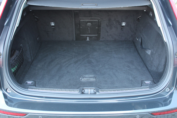 Volvo V60 2.0-250pk T5 Momentum AUTOMAAT ! Fijne comfortabele, luxe en degelijke wagen ! Autm. airco dual, elektr. panodak, elektr. achterklep, LM wielen, metallic lak, navigatie, telefoonvoorb., lederen interieur, parkeersensoren v+a,  LED verlichting etc.