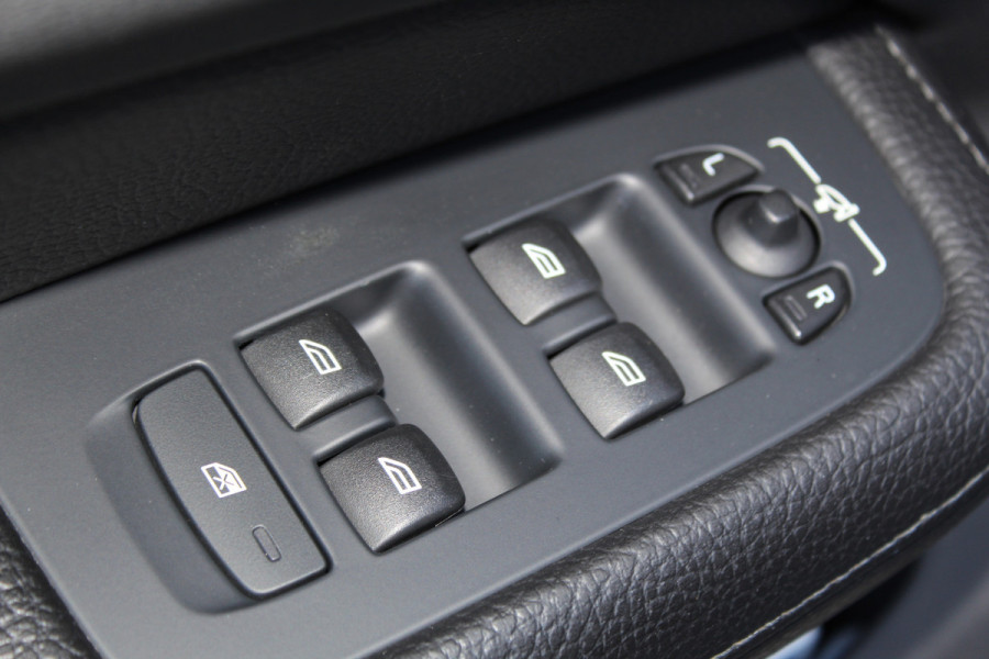 Volvo V60 2.0-250pk T5 Momentum AUTOMAAT ! Fijne comfortabele, luxe en degelijke wagen ! Autm. airco dual, elektr. panodak, elektr. achterklep, LM wielen, metallic lak, navigatie, telefoonvoorb., lederen interieur, parkeersensoren v+a,  LED verlichting etc.