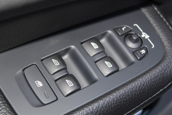 Volvo V60 2.0-250pk T5 Momentum AUTOMAAT ! Fijne comfortabele, luxe en degelijke wagen ! Autm. airco dual, elektr. panodak, elektr. achterklep, LM wielen, metallic lak, navigatie, telefoonvoorb., lederen interieur, parkeersensoren v+a,  LED verlichting etc.