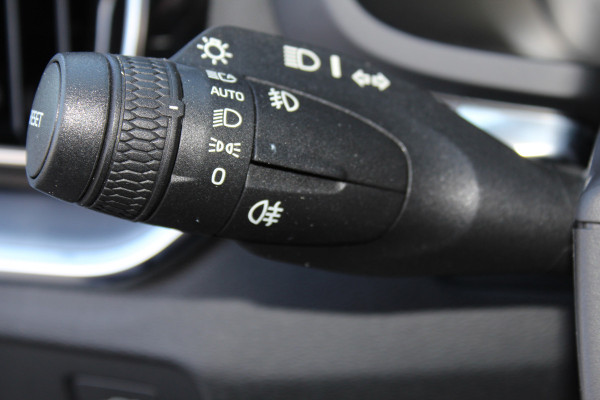Volvo V60 2.0-250pk T5 Momentum AUTOMAAT ! Fijne comfortabele, luxe en degelijke wagen ! Autm. airco dual, elektr. panodak, elektr. achterklep, LM wielen, metallic lak, navigatie, telefoonvoorb., lederen interieur, parkeersensoren v+a,  LED verlichting etc.