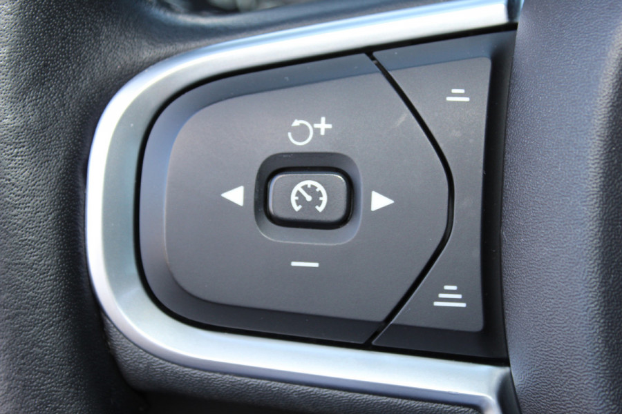 Volvo V60 2.0-250pk T5 Momentum AUTOMAAT ! Fijne comfortabele, luxe en degelijke wagen ! Autm. airco dual, elektr. panodak, elektr. achterklep, LM wielen, metallic lak, navigatie, telefoonvoorb., lederen interieur, parkeersensoren v+a,  LED verlichting etc.