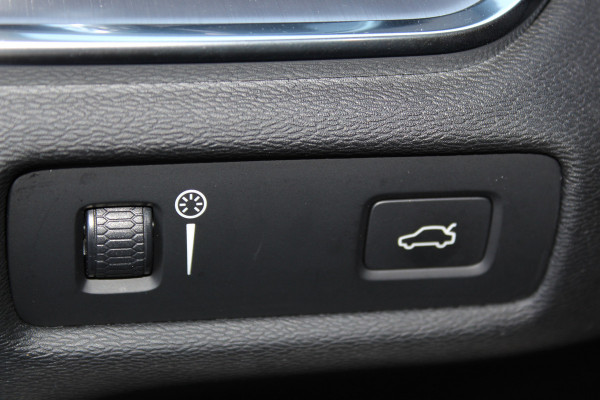 Volvo V60 2.0-250pk T5 Momentum AUTOMAAT ! Fijne comfortabele, luxe en degelijke wagen ! Autm. airco dual, elektr. panodak, elektr. achterklep, LM wielen, metallic lak, navigatie, telefoonvoorb., lederen interieur, parkeersensoren v+a,  LED verlichting etc.