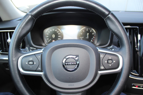Volvo V60 2.0-250pk T5 Momentum AUTOMAAT ! Fijne comfortabele, luxe en degelijke wagen ! Autm. airco dual, elektr. panodak, elektr. achterklep, LM wielen, metallic lak, navigatie, telefoonvoorb., lederen interieur, parkeersensoren v+a,  LED verlichting etc.
