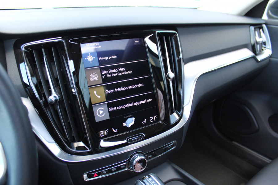 Volvo V60 2.0-250pk T5 Momentum AUTOMAAT ! Fijne comfortabele, luxe en degelijke wagen ! Autm. airco dual, elektr. panodak, elektr. achterklep, LM wielen, metallic lak, navigatie, telefoonvoorb., lederen interieur, parkeersensoren v+a,  LED verlichting etc.