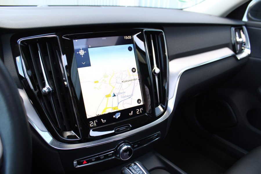 Volvo V60 2.0-250pk T5 Momentum AUTOMAAT ! Fijne comfortabele, luxe en degelijke wagen ! Autm. airco dual, elektr. panodak, elektr. achterklep, LM wielen, metallic lak, navigatie, telefoonvoorb., lederen interieur, parkeersensoren v+a,  LED verlichting etc.