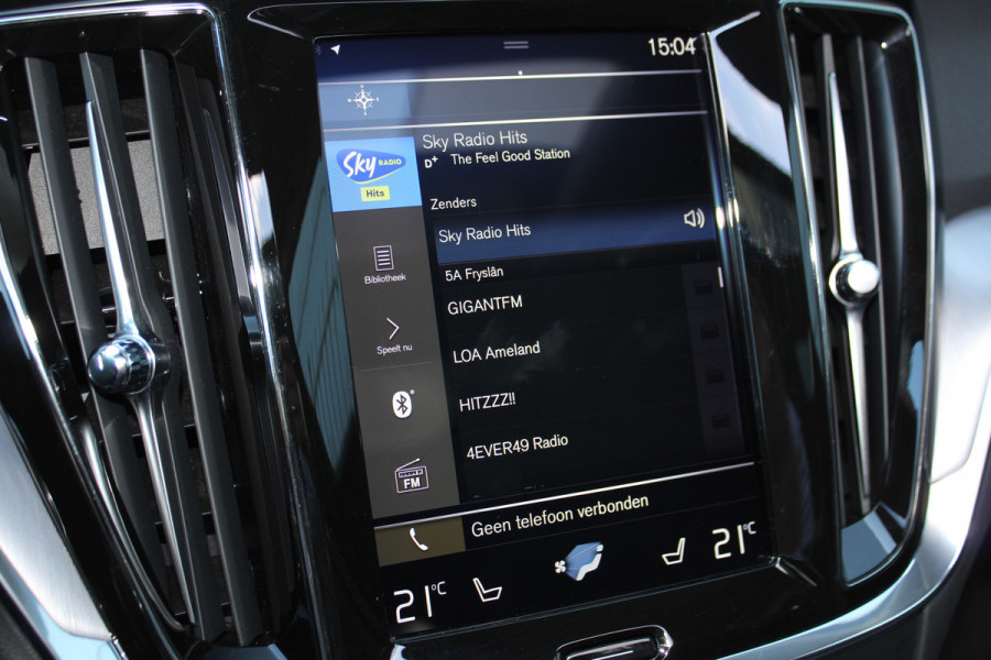 Volvo V60 2.0-250pk T5 Momentum AUTOMAAT ! Fijne comfortabele, luxe en degelijke wagen ! Autm. airco dual, elektr. panodak, elektr. achterklep, LM wielen, metallic lak, navigatie, telefoonvoorb., lederen interieur, parkeersensoren v+a,  LED verlichting etc.