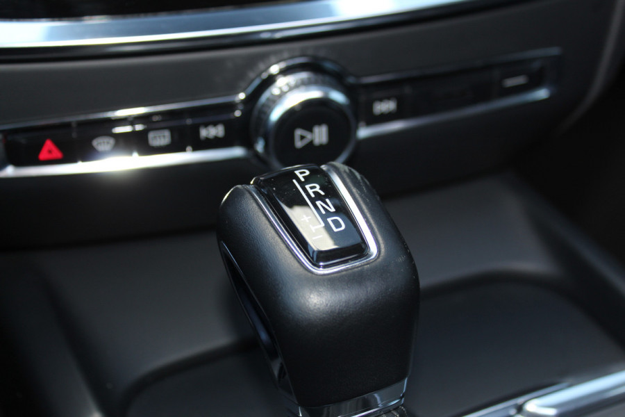 Volvo V60 2.0-250pk T5 Momentum AUTOMAAT ! Fijne comfortabele, luxe en degelijke wagen ! Autm. airco dual, elektr. panodak, elektr. achterklep, LM wielen, metallic lak, navigatie, telefoonvoorb., lederen interieur, parkeersensoren v+a,  LED verlichting etc.