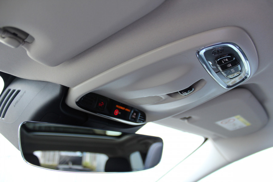 Volvo V60 2.0-250pk T5 Momentum AUTOMAAT ! Fijne comfortabele, luxe en degelijke wagen ! Autm. airco dual, elektr. panodak, elektr. achterklep, LM wielen, metallic lak, navigatie, telefoonvoorb., lederen interieur, parkeersensoren v+a,  LED verlichting etc.
