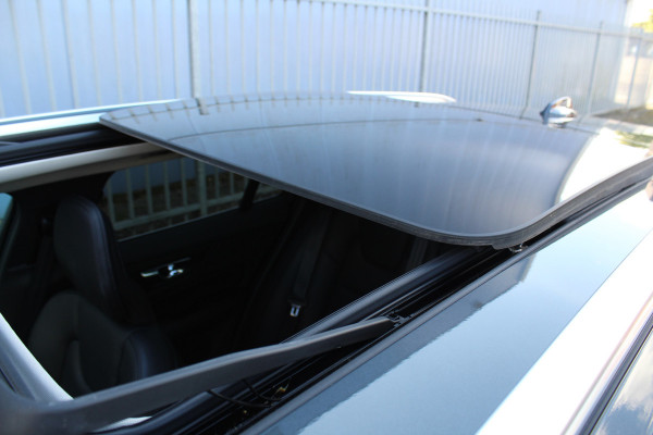 Volvo V60 2.0-250pk T5 Momentum AUTOMAAT ! Fijne comfortabele, luxe en degelijke wagen ! Autm. airco dual, elektr. panodak, elektr. achterklep, LM wielen, metallic lak, navigatie, telefoonvoorb., lederen interieur, parkeersensoren v+a,  LED verlichting etc.