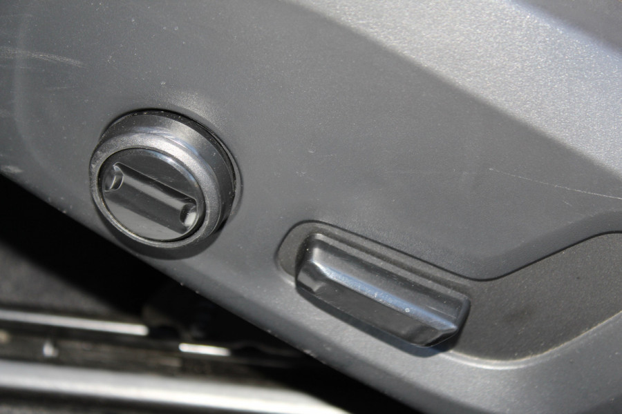 Volvo V60 2.0-250pk T5 Momentum AUTOMAAT ! Fijne comfortabele, luxe en degelijke wagen ! Autm. airco dual, elektr. panodak, elektr. achterklep, LM wielen, metallic lak, navigatie, telefoonvoorb., lederen interieur, parkeersensoren v+a,  LED verlichting etc.