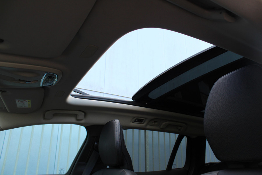 Volvo V60 2.0-250pk T5 Momentum AUTOMAAT ! Fijne comfortabele, luxe en degelijke wagen ! Autm. airco dual, elektr. panodak, elektr. achterklep, LM wielen, metallic lak, navigatie, telefoonvoorb., lederen interieur, parkeersensoren v+a,  LED verlichting etc.