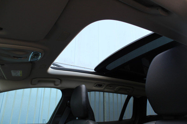 Volvo V60 2.0-250pk T5 Momentum AUTOMAAT ! Fijne comfortabele, luxe en degelijke wagen ! Autm. airco dual, elektr. panodak, elektr. achterklep, LM wielen, metallic lak, navigatie, telefoonvoorb., lederen interieur, parkeersensoren v+a,  LED verlichting etc.