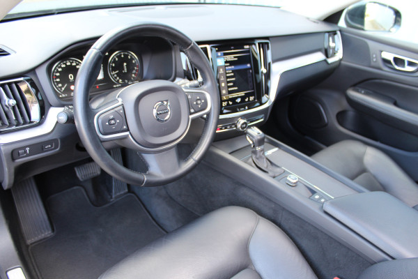 Volvo V60 2.0-250pk T5 Momentum AUTOMAAT ! Fijne comfortabele, luxe en degelijke wagen ! Autm. airco dual, elektr. panodak, elektr. achterklep, LM wielen, metallic lak, navigatie, telefoonvoorb., lederen interieur, parkeersensoren v+a,  LED verlichting etc.