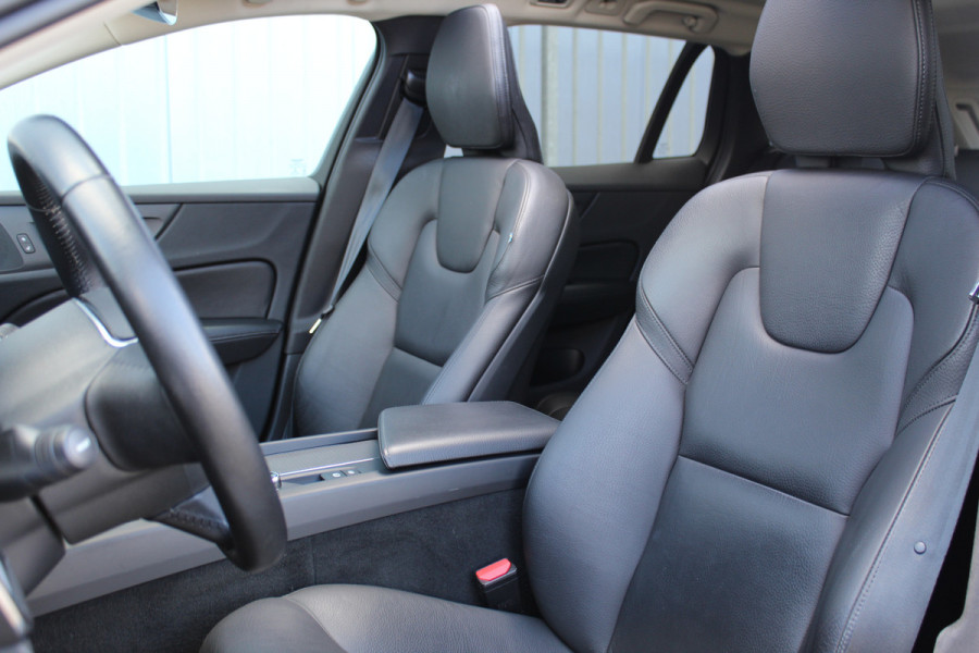 Volvo V60 2.0-250pk T5 Momentum AUTOMAAT ! Fijne comfortabele, luxe en degelijke wagen ! Autm. airco dual, elektr. panodak, elektr. achterklep, LM wielen, metallic lak, navigatie, telefoonvoorb., lederen interieur, parkeersensoren v+a,  LED verlichting etc.