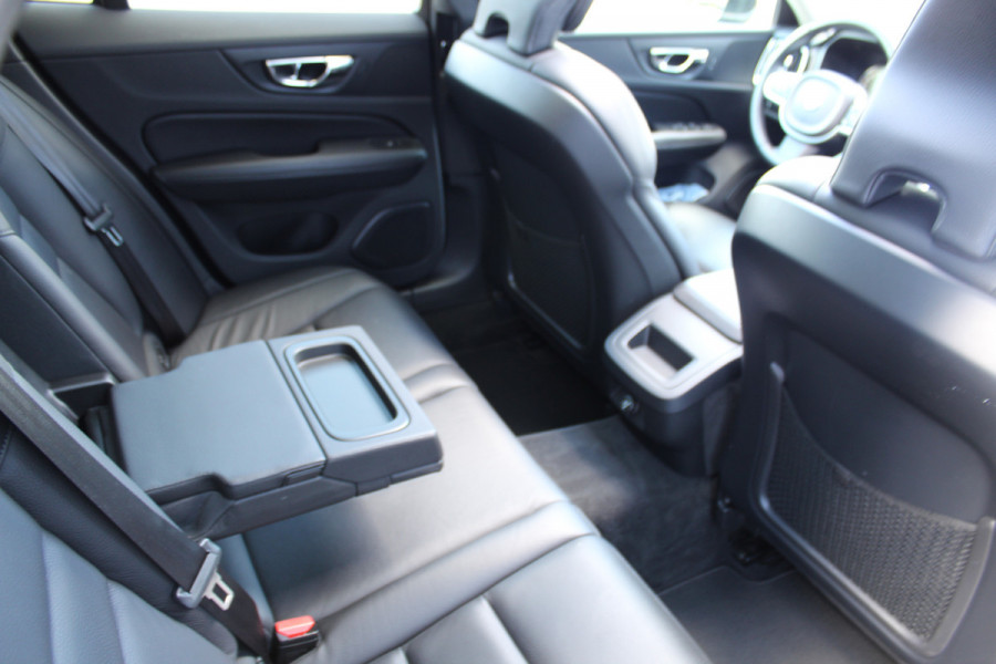 Volvo V60 2.0-250pk T5 Momentum AUTOMAAT ! Fijne comfortabele, luxe en degelijke wagen ! Autm. airco dual, elektr. panodak, elektr. achterklep, LM wielen, metallic lak, navigatie, telefoonvoorb., lederen interieur, parkeersensoren v+a,  LED verlichting etc.