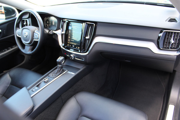 Volvo V60 2.0-250pk T5 Momentum AUTOMAAT ! Fijne comfortabele, luxe en degelijke wagen ! Autm. airco dual, elektr. panodak, elektr. achterklep, LM wielen, metallic lak, navigatie, telefoonvoorb., lederen interieur, parkeersensoren v+a,  LED verlichting etc.