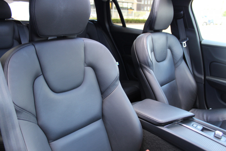 Volvo V60 2.0-250pk T5 Momentum AUTOMAAT ! Fijne comfortabele, luxe en degelijke wagen ! Autm. airco dual, elektr. panodak, elektr. achterklep, LM wielen, metallic lak, navigatie, telefoonvoorb., lederen interieur, parkeersensoren v+a,  LED verlichting etc.