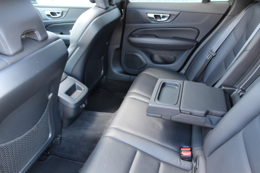 Volvo V60 2.0-250pk T5 Momentum AUTOMAAT ! Fijne comfortabele, luxe en degelijke wagen ! Autm. airco dual, elektr. panodak, elektr. achterklep, LM wielen, metallic lak, navigatie, telefoonvoorb., lederen interieur, parkeersensoren v+a,  LED verlichting etc.