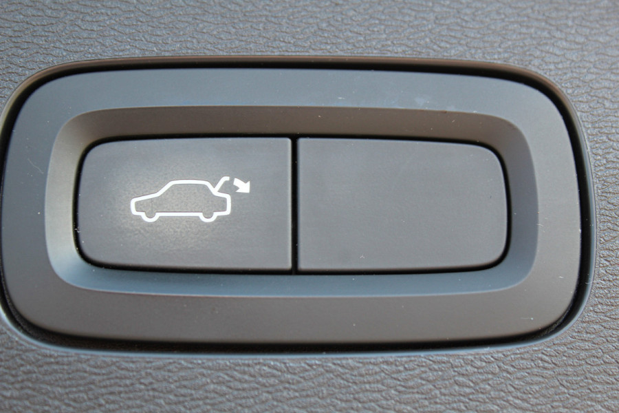 Volvo V60 2.0-250pk T5 Momentum AUTOMAAT ! Fijne comfortabele, luxe en degelijke wagen ! Autm. airco dual, elektr. panodak, elektr. achterklep, LM wielen, metallic lak, navigatie, telefoonvoorb., lederen interieur, parkeersensoren v+a,  LED verlichting etc.