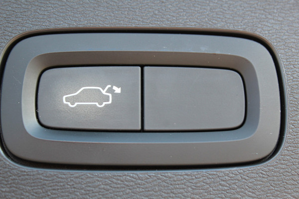 Volvo V60 2.0-250pk T5 Momentum AUTOMAAT ! Fijne comfortabele, luxe en degelijke wagen ! Autm. airco dual, elektr. panodak, elektr. achterklep, LM wielen, metallic lak, navigatie, telefoonvoorb., lederen interieur, parkeersensoren v+a,  LED verlichting etc.
