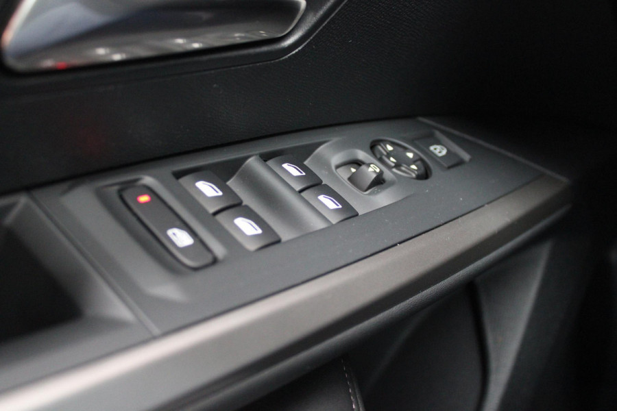 Peugeot 3008 1.2 Hybrid 145PK ALLURE AUTOMAAT | COMFORT STOELEN | STOEL / STUUR VERWARMING | DODEHOEK DETECTIE | 360° CAMERA | NAVIGATIE | 19" LICHTMETALEN VELGEN | DRAADLOOS APPLE CARPLAY / ANDROID AUTO | |