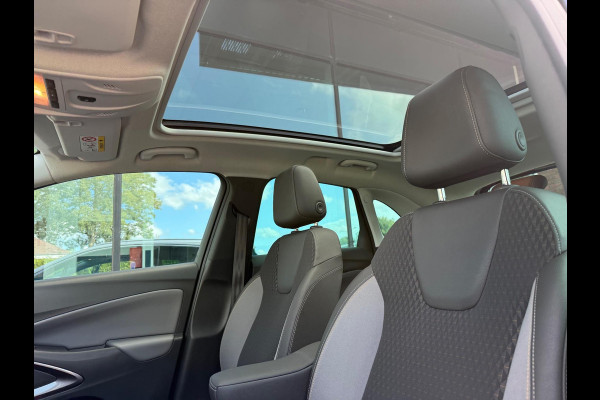 Opel Crossland X 1.2 Turbo 130pk Innovation - Navi - Panoramadak - Camera - Org.NL Opel Crossland X 1.2 Turbo 130pk Innovation - Navi - Panoramadak - Camera - Org.NL