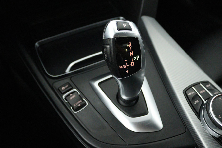 BMW 3 Serie 318i Edition M Sport Shadow Executive (STOELVERWARMING, DIGITALE COCKPIT, NAVIGATIE, LEER, DEALER ONDERHOUDEN)