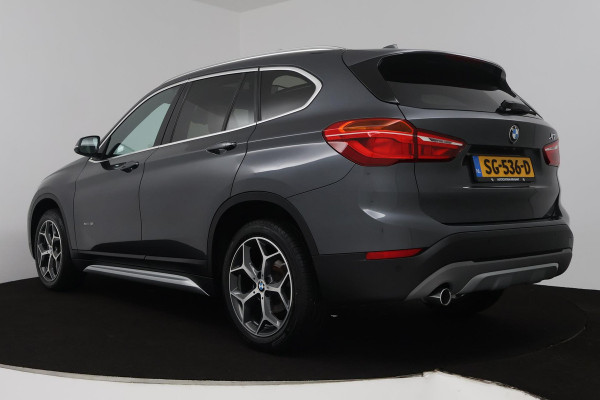 BMW X1 SDrive18i High Executive (PANORAMADAK, ACHTERUITRIJCAMERA, SFEERVERLICHTING, STOELVERWARMING, NAVIGATIE, DEALER ONDERHOUD)