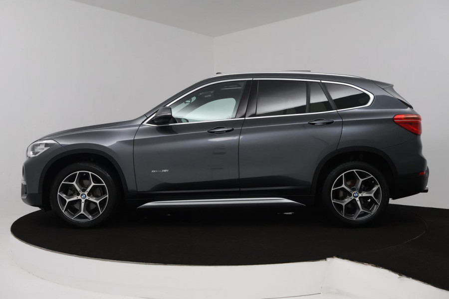 BMW X1 SDrive18i High Executive (PANORAMADAK, ACHTERUITRIJCAMERA, SFEERVERLICHTING, STOELVERWARMING, NAVIGATIE, DEALER ONDERHOUD)