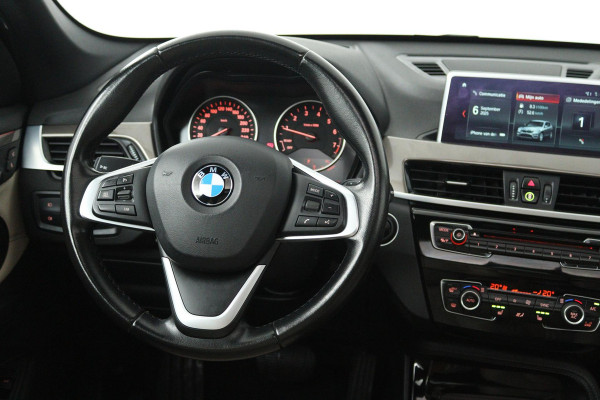 BMW X1 SDrive18i High Executive (PANORAMADAK, ACHTERUITRIJCAMERA, SFEERVERLICHTING, STOELVERWARMING, NAVIGATIE, DEALER ONDERHOUD)
