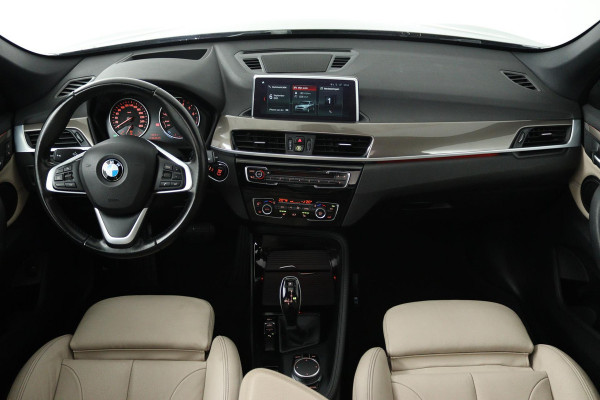 BMW X1 SDrive18i High Executive (PANORAMADAK, ACHTERUITRIJCAMERA, SFEERVERLICHTING, STOELVERWARMING, NAVIGATIE, DEALER ONDERHOUD)
