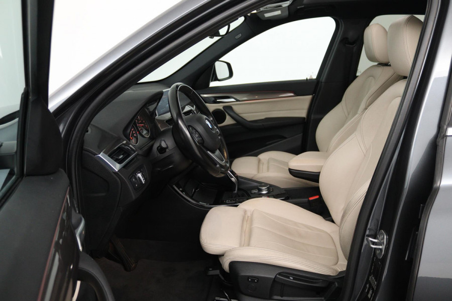 BMW X1 SDrive18i High Executive (PANORAMADAK, ACHTERUITRIJCAMERA, SFEERVERLICHTING, STOELVERWARMING, NAVIGATIE, DEALER ONDERHOUD)