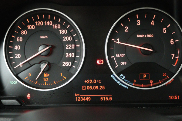 BMW X1 SDrive18i High Executive (PANORAMADAK, ACHTERUITRIJCAMERA, SFEERVERLICHTING, STOELVERWARMING, NAVIGATIE, DEALER ONDERHOUD)