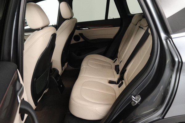 BMW X1 SDrive18i High Executive (PANORAMADAK, ACHTERUITRIJCAMERA, SFEERVERLICHTING, STOELVERWARMING, NAVIGATIE, DEALER ONDERHOUD)