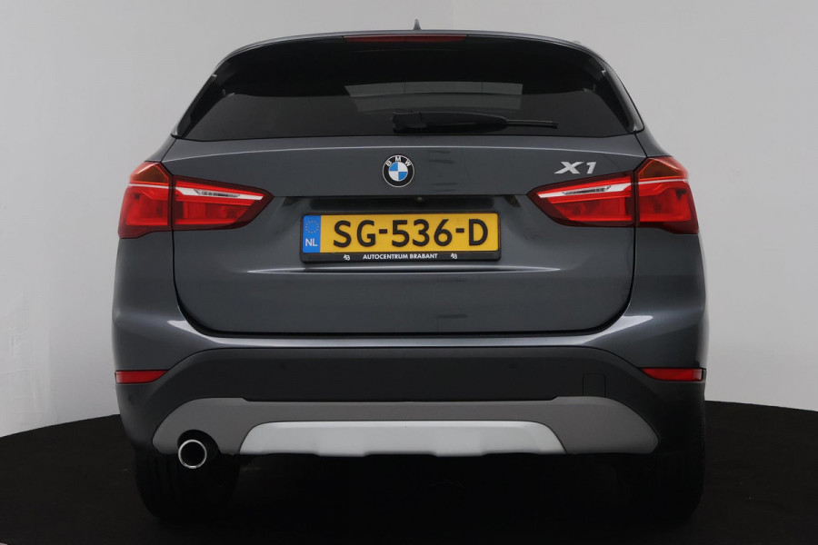 BMW X1 SDrive18i High Executive (PANORAMADAK, ACHTERUITRIJCAMERA, SFEERVERLICHTING, STOELVERWARMING, NAVIGATIE, DEALER ONDERHOUD)