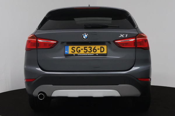 BMW X1 SDrive18i High Executive (PANORAMADAK, ACHTERUITRIJCAMERA, SFEERVERLICHTING, STOELVERWARMING, NAVIGATIE, DEALER ONDERHOUD)
